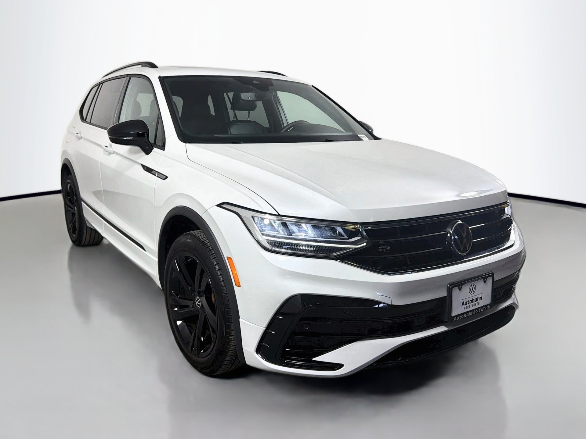 Used 2023 Volkswagen Tiguan SE R-Line FWD image 3