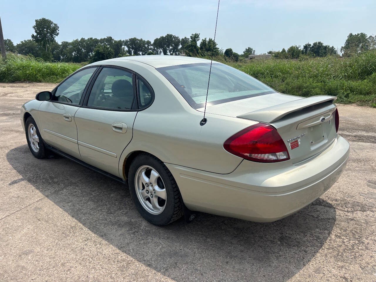 Used 2005 Ford Taurus SE FWD image 9