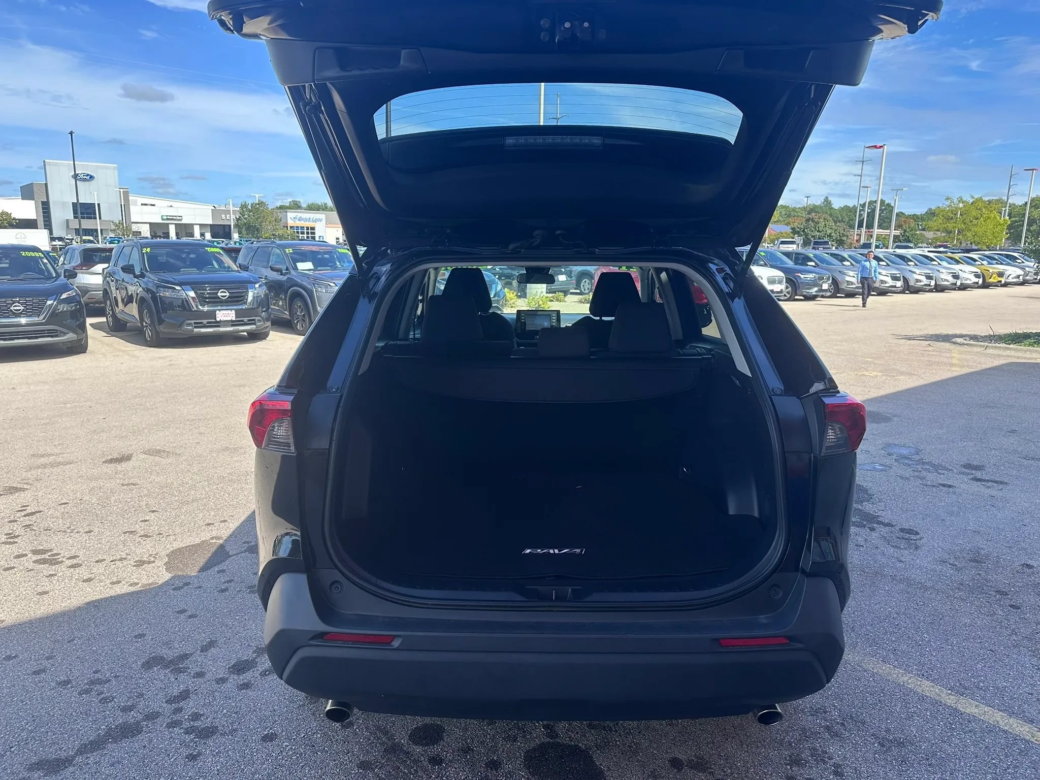 Used 2021 Toyota RAV4 LE AWD/4WD image 7