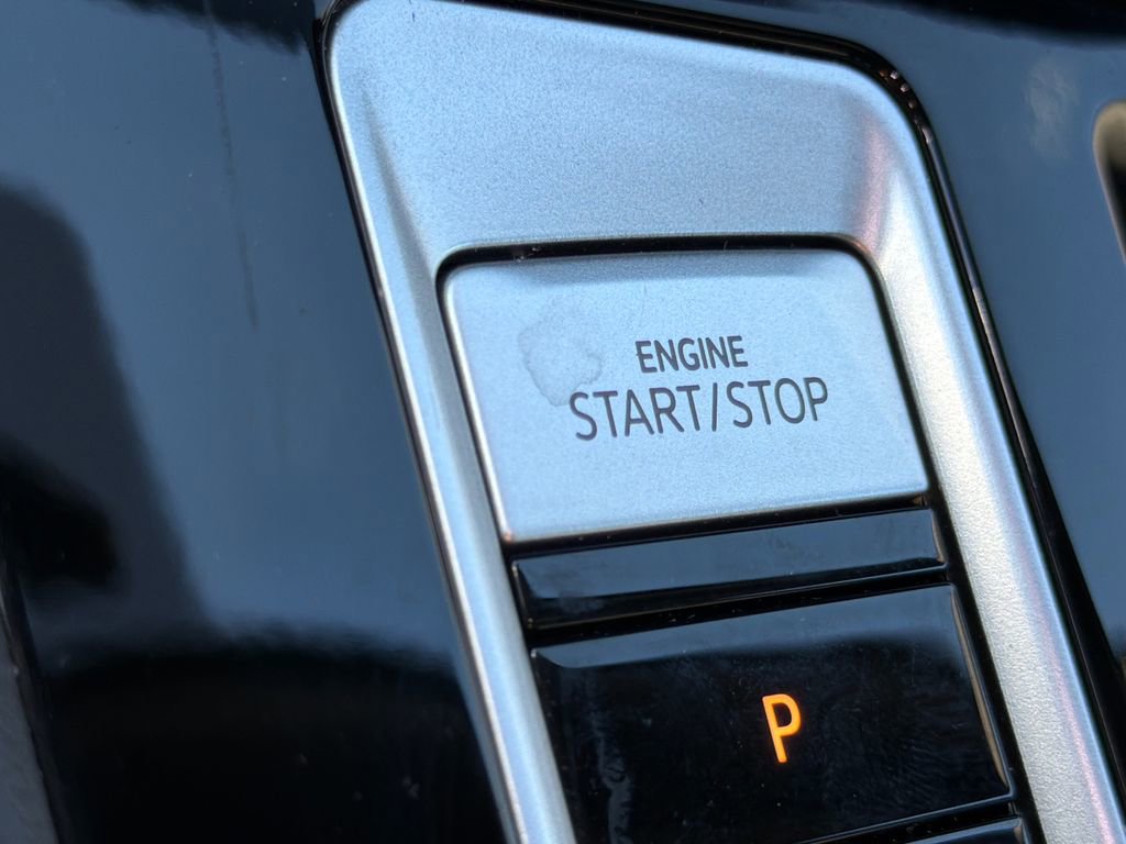 Used 2025 Volkswagen Atlas Cross Sport SE image 30