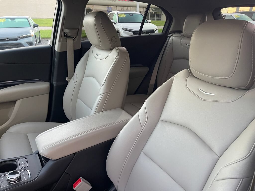 Used 2023 Cadillac XT4 Luxury w/ Cold Weather Package FWD image 6
