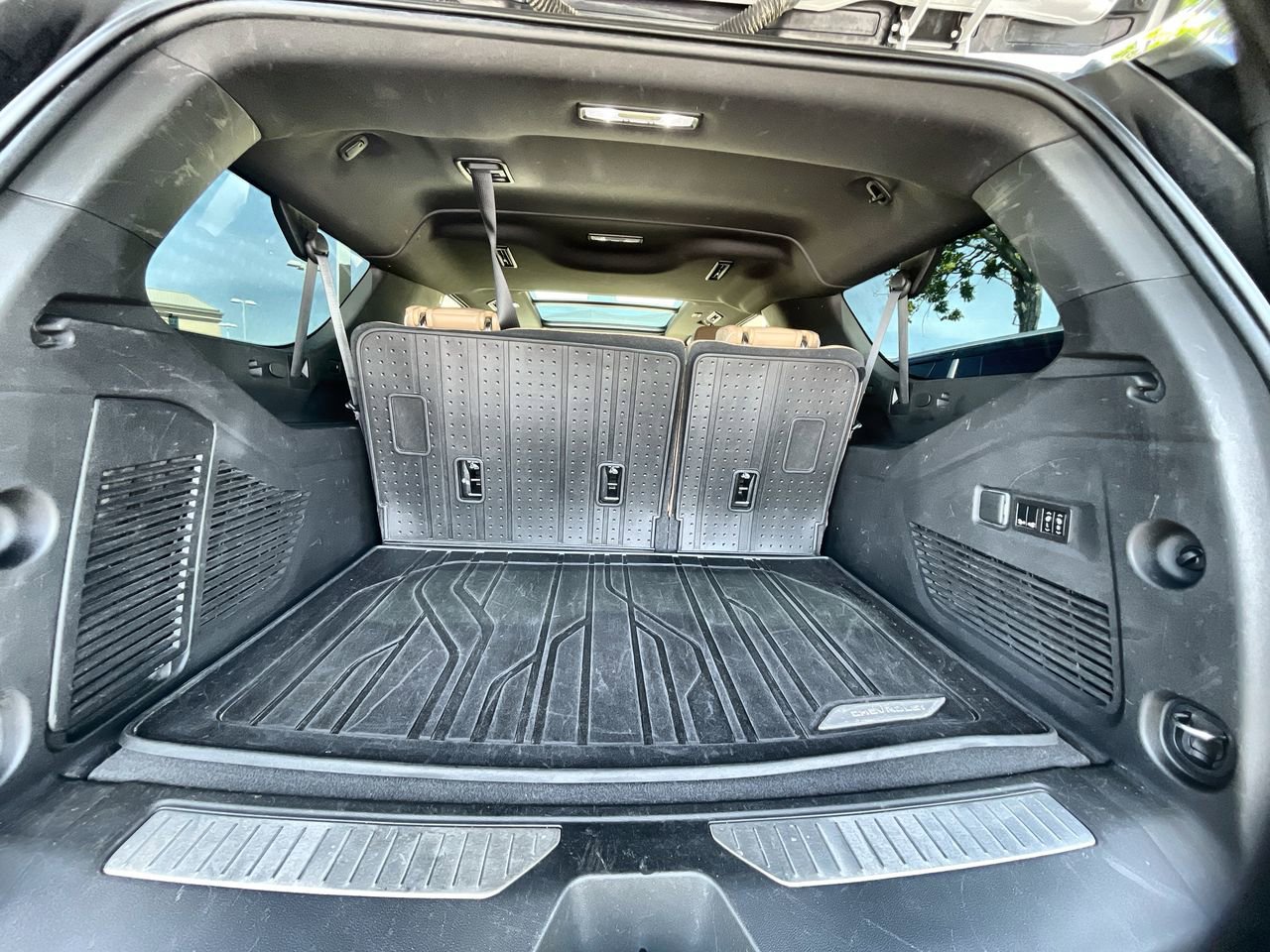Used 2023 Chevrolet Suburban Premier AWD/4WD image 27