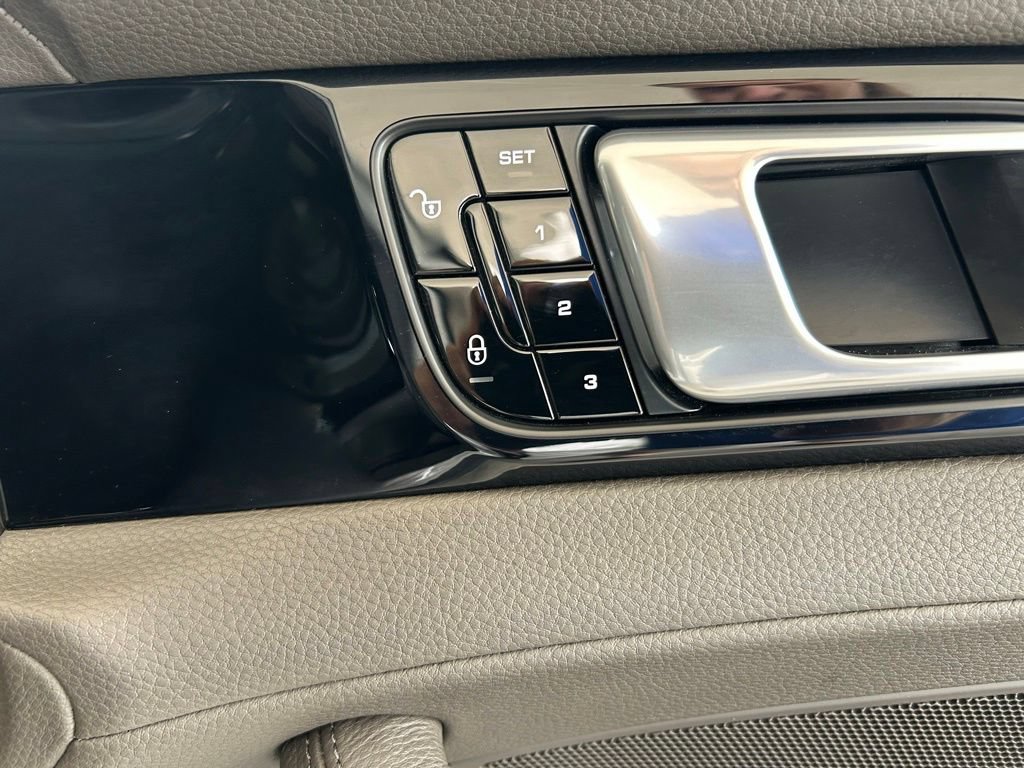 Used 2018 Porsche Panamera 4 AWD/4WD image 28