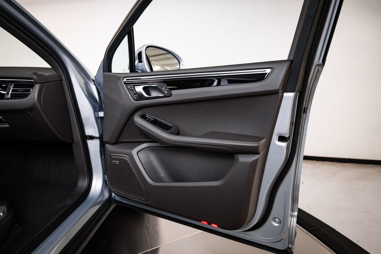 Certified 2024 Porsche Macan AWD/4WD image 27