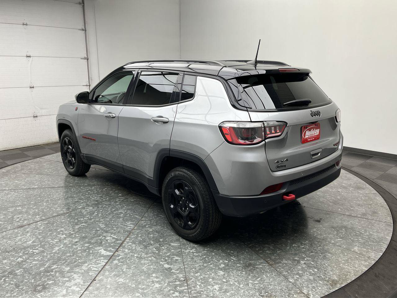 Used 2023 Jeep Compass Trailhawk AWD/4WD image 2