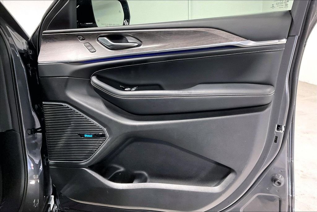 Used 2022 Jeep Grand Cherokee Overland w/ Adv Protech Group III image 23