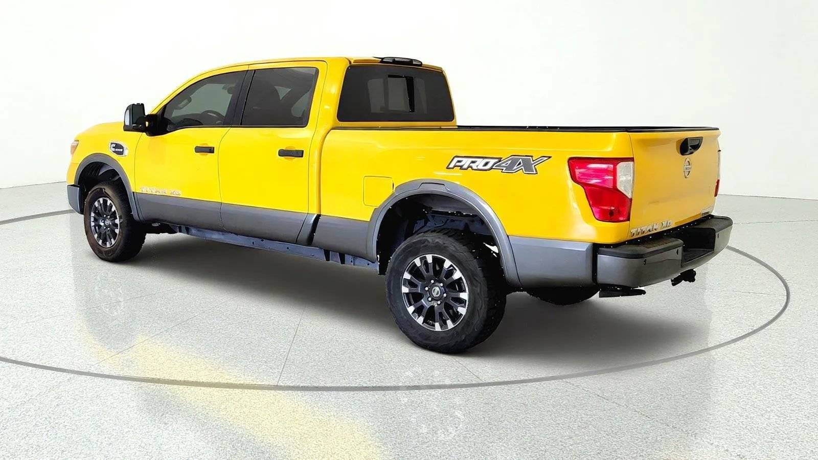 Used 2017 Nissan Titan PRO-4X w/ Pro-4x Convenience Package AWD/4WD image 4