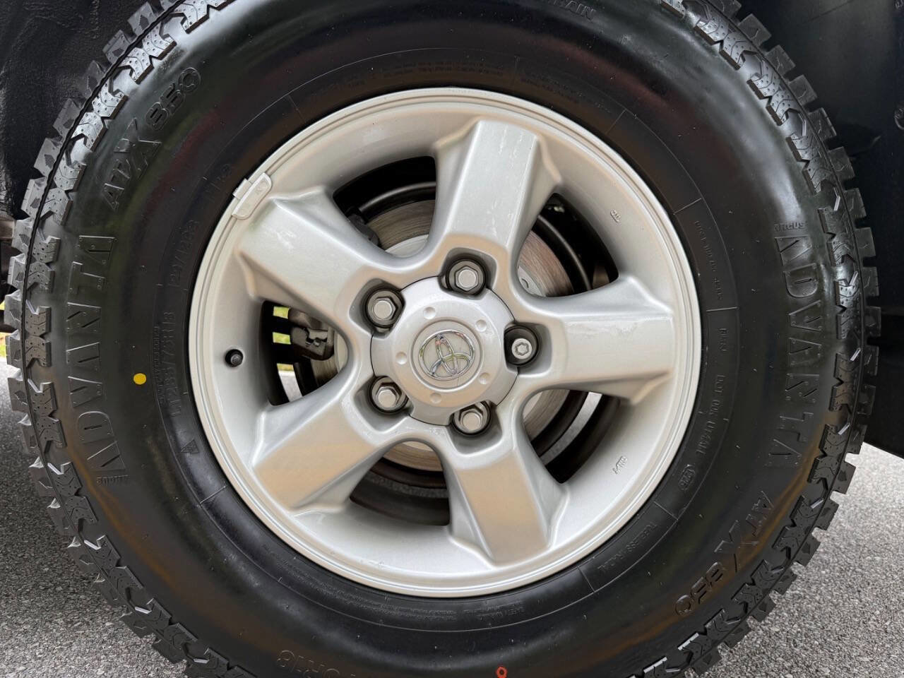 Used 2004 Toyota Land Cruiser image 29