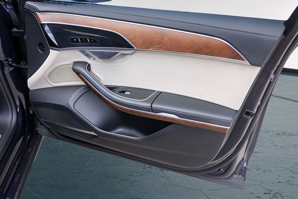 Used 2023 Audi A8 L 3.0T image 32