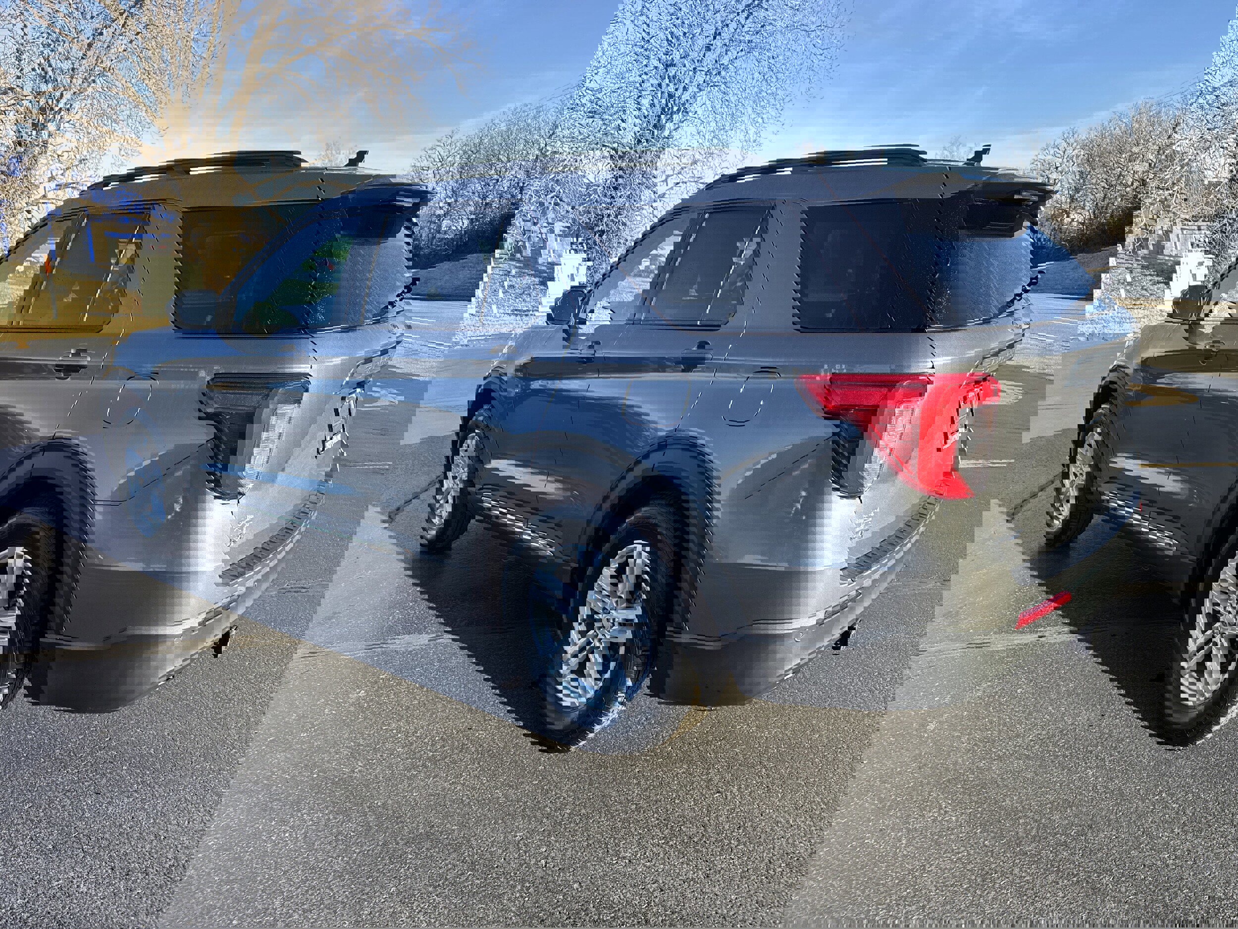 Used 2021 Ford Explorer XLT image 3