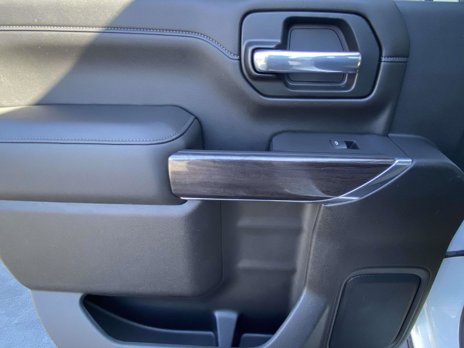 Used 2021 Chevrolet Silverado 2500 LTZ w/ LTZ Convenience Package image 13