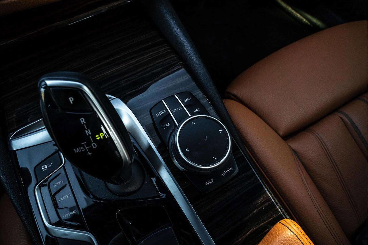 Used 2019 BMW 530e xDrive w/ Convenience Package image 23