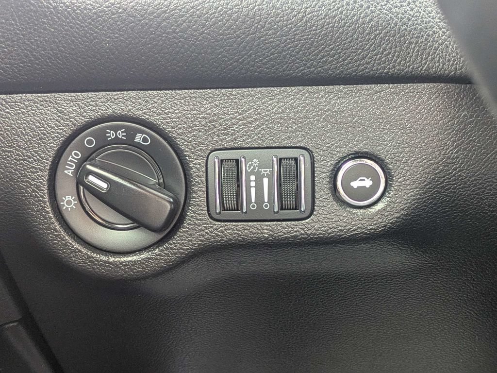 Used 2023 Dodge Challenger SXT RWD image 27