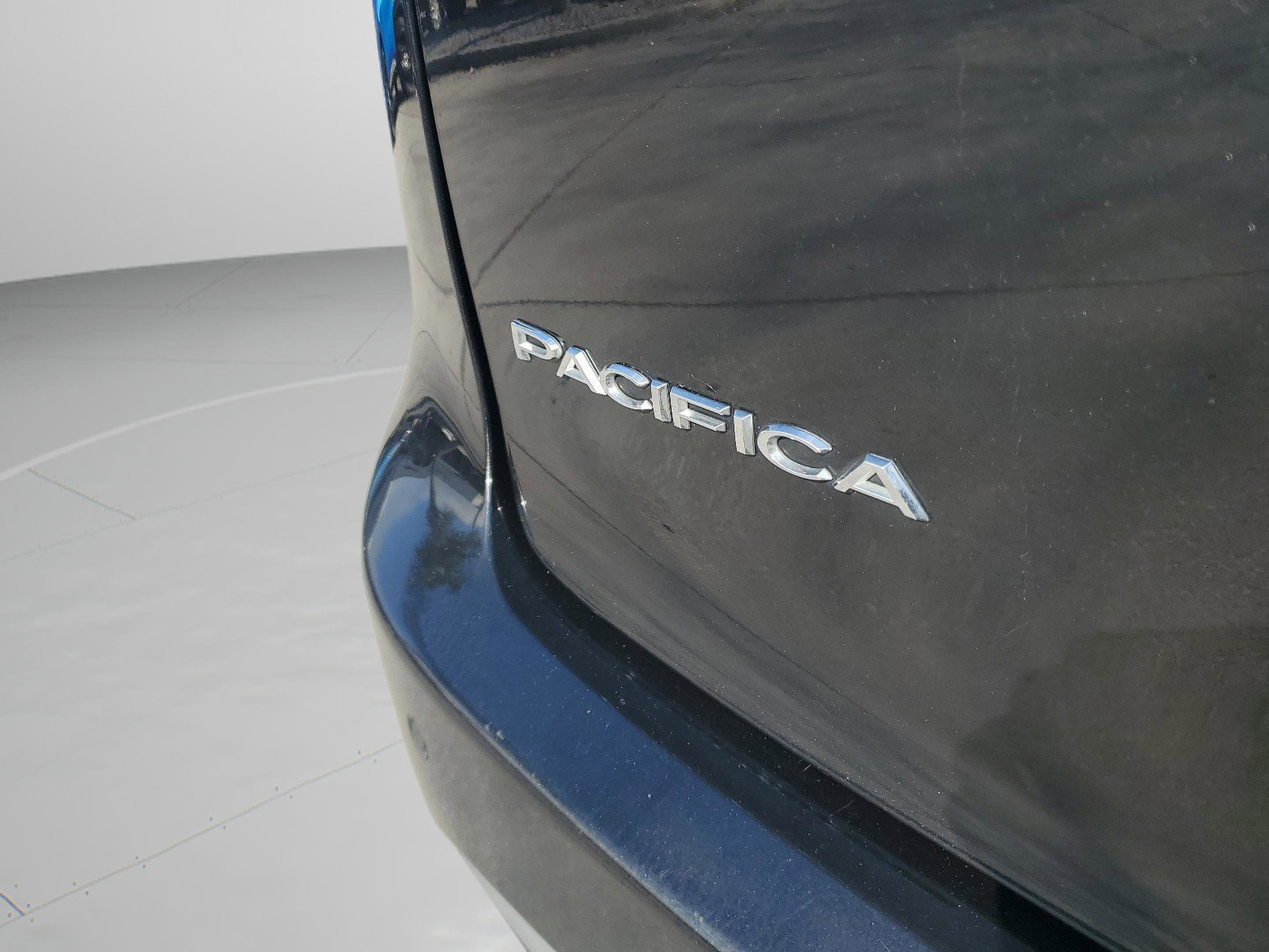 Used 2019 Chrysler Pacifica Touring-L image 8