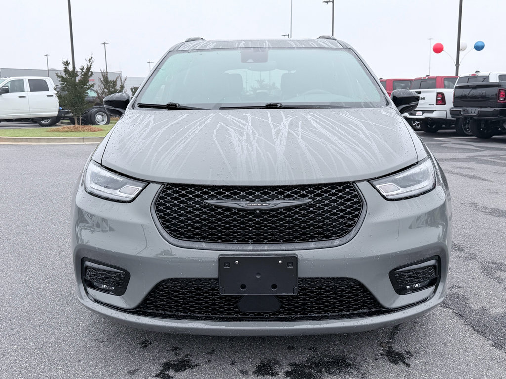 Used 2025 Chrysler Pacifica Limited FWD image 3