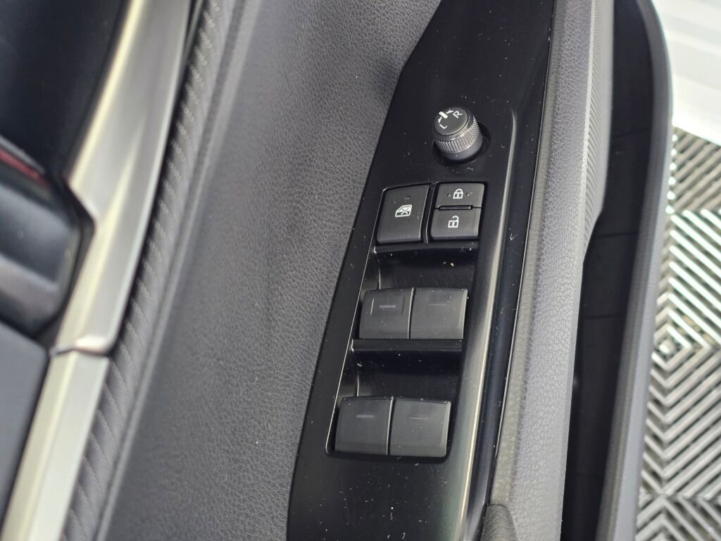 Used 2025 Toyota Camry SE image 22