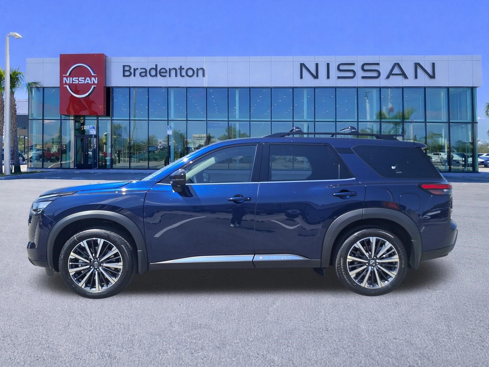 New 2026 Nissan Pathfinder Platinum image 3