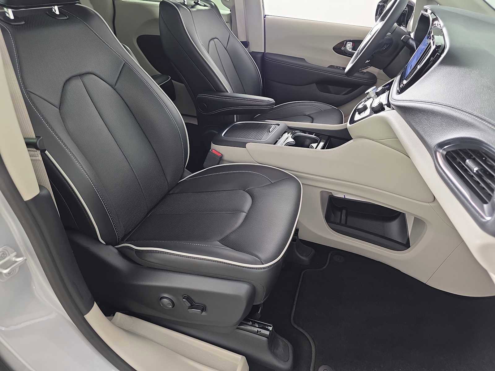 Used 2024 Chrysler Pacifica Limited image 30