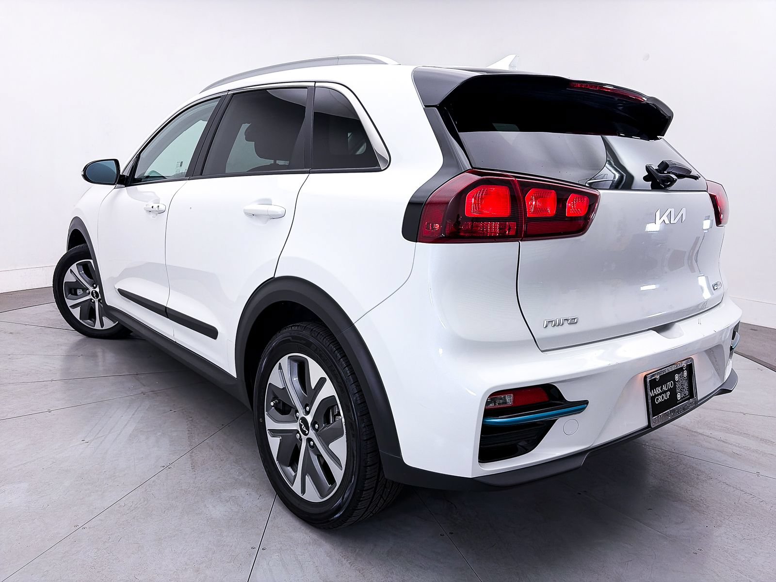 Certified 2022 Kia Niro EX FWD image 2