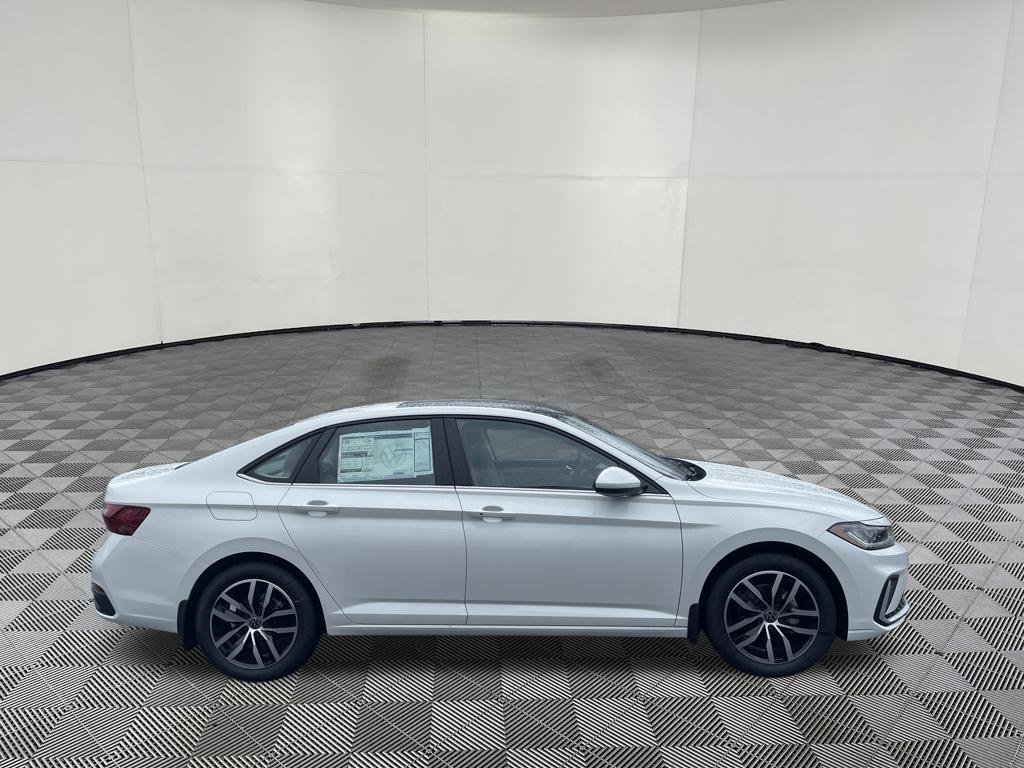 New 2026 Volkswagen Jetta SE FWD image 2