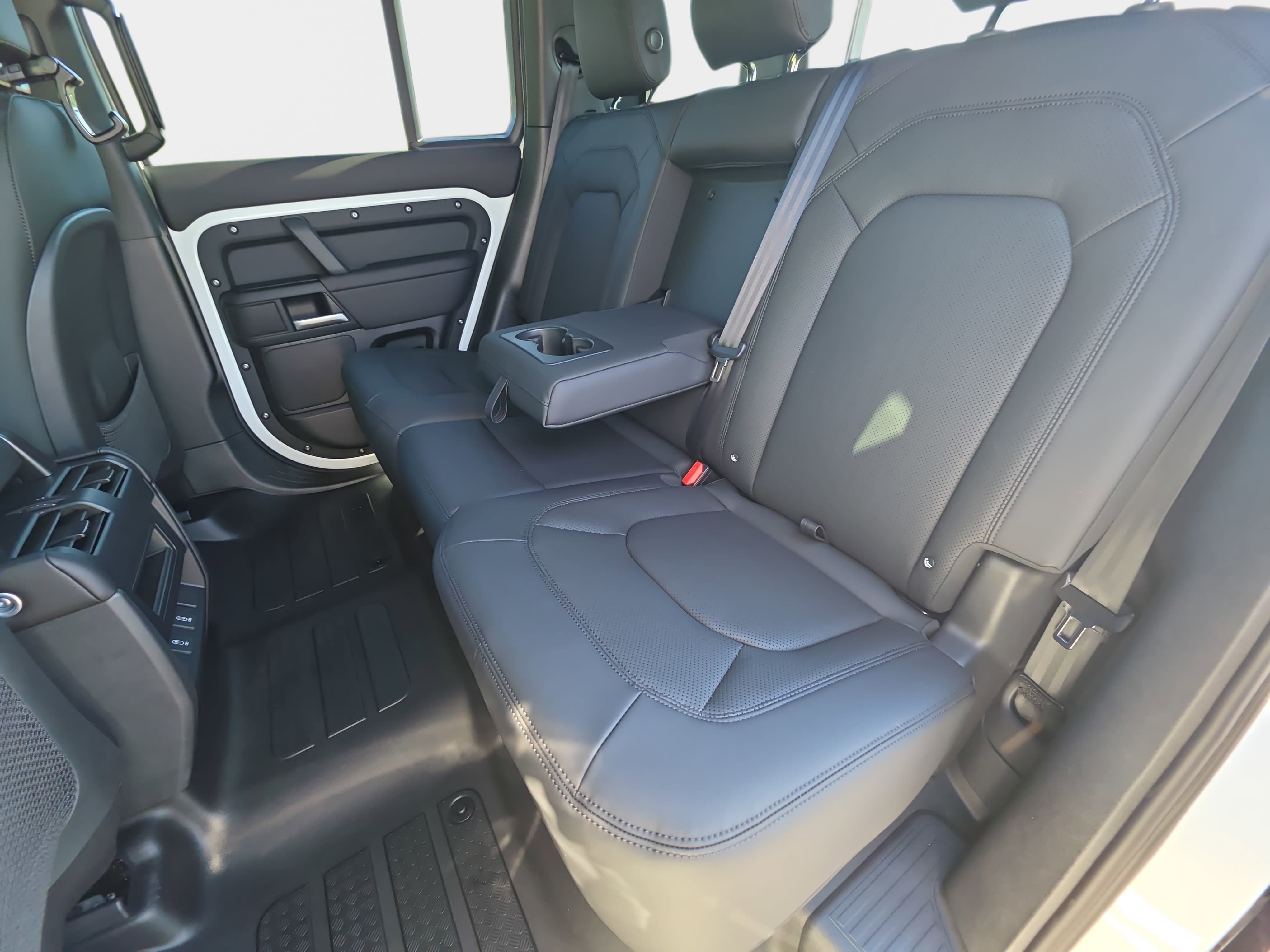 New 2026 Land Rover Defender 110 X-Dynamic SE AWD/4WD image 13