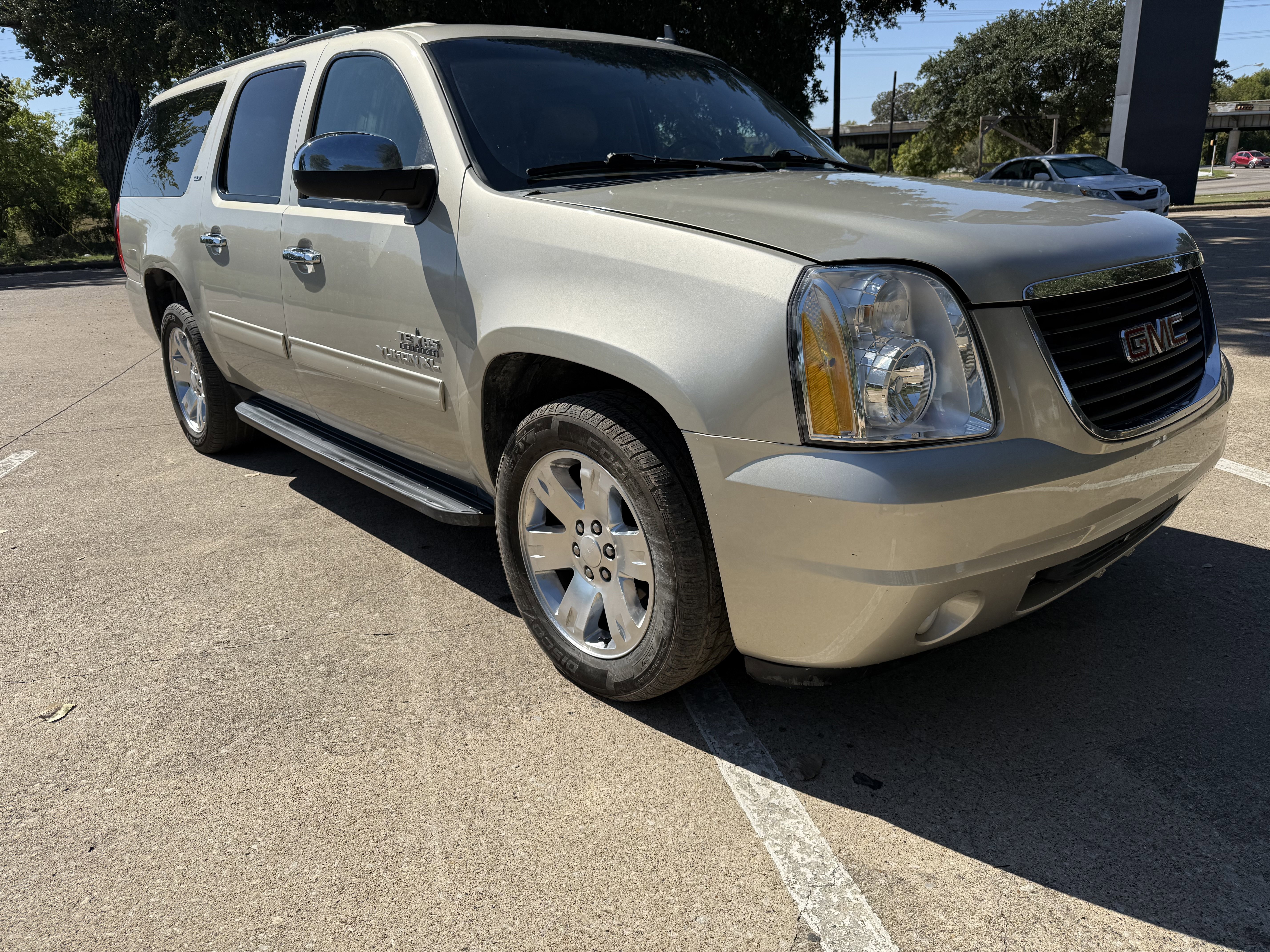 Used 2013 GMC Yukon XL SLT w/ Texas Edition RWD image 3