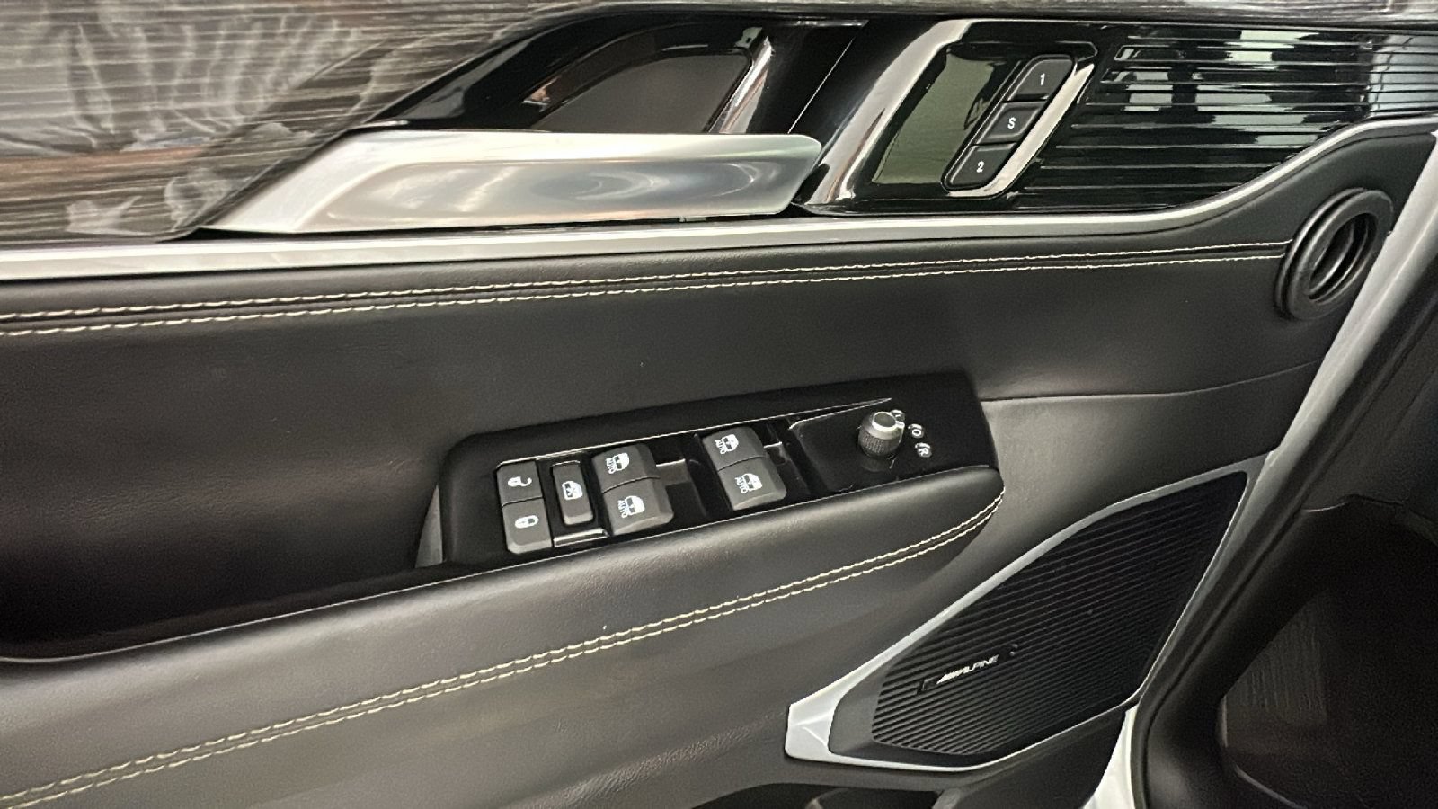 Used 2022 Jeep Wagoneer Series II w/ Rear Seat Video Group 1 RWD image 12