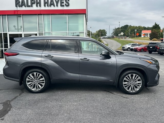 Used 2021 Toyota Highlander Platinum AWD/4WD image 2