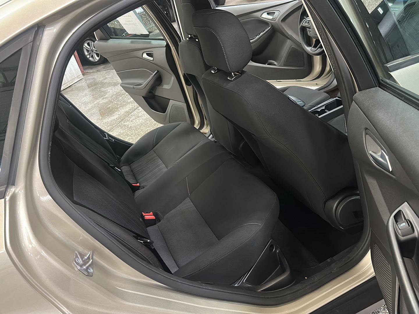 Used 2018 Ford Focus SE image 28