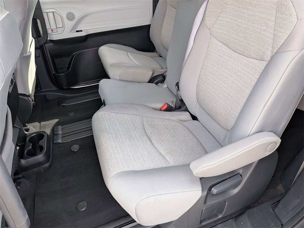 Used 2025 Toyota Sienna LE image 18