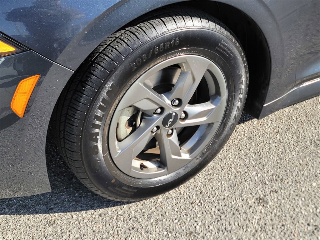 Used 2022 Kia K5 LXS image 11