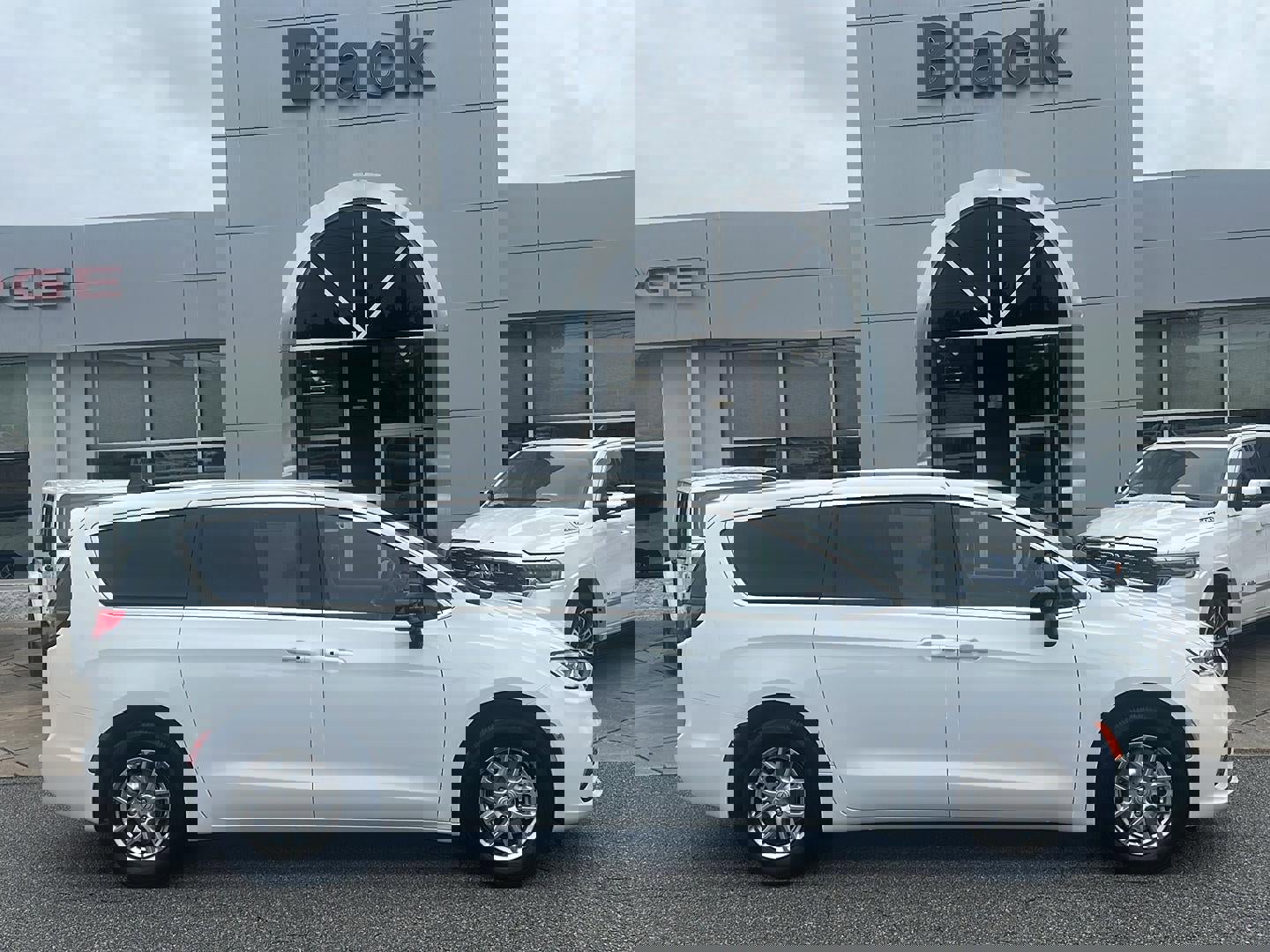 New 2026 Chrysler Pacifica Select image 3