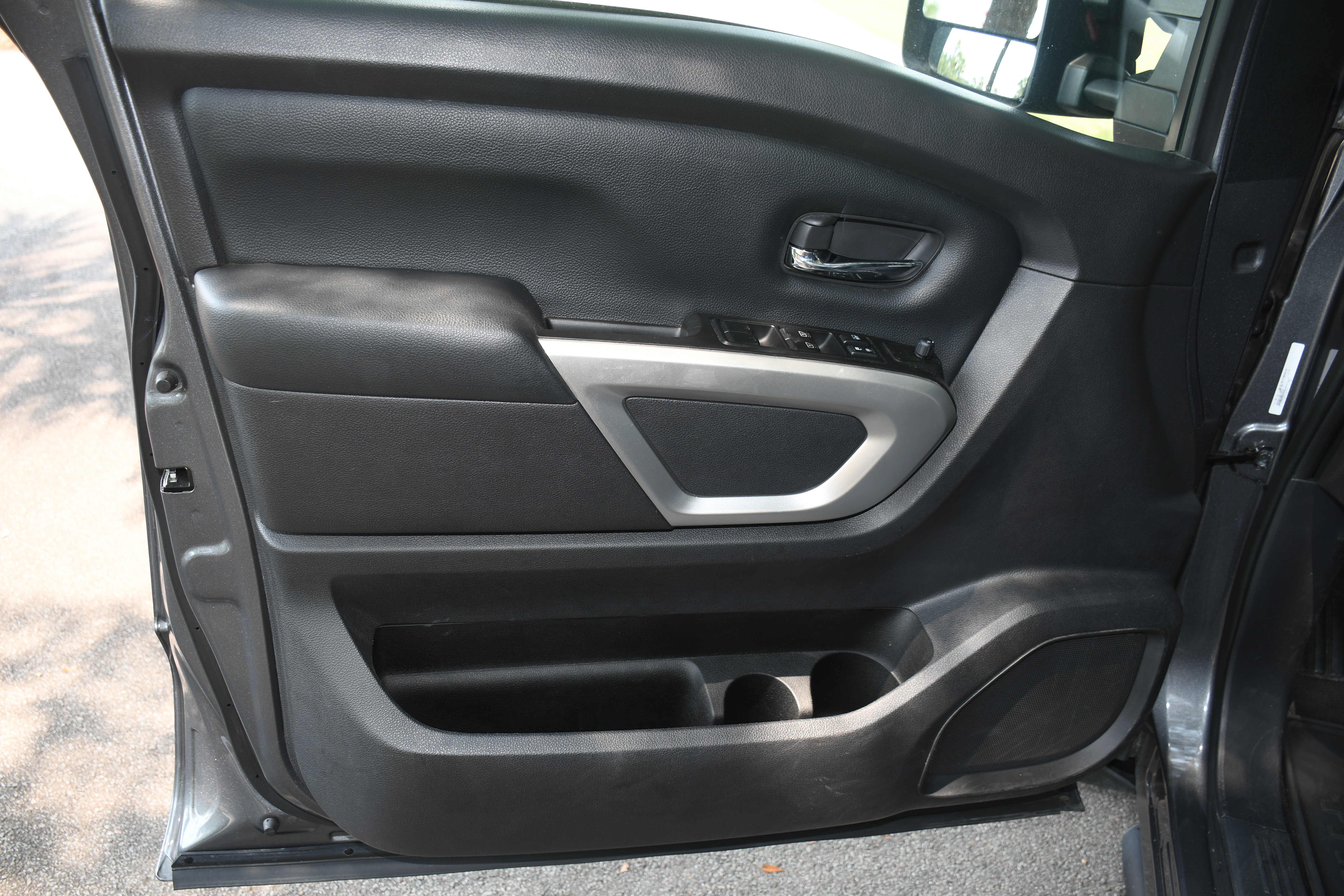 Used 2023 Nissan Titan SV w/ SV Convenience Package RWD image 9