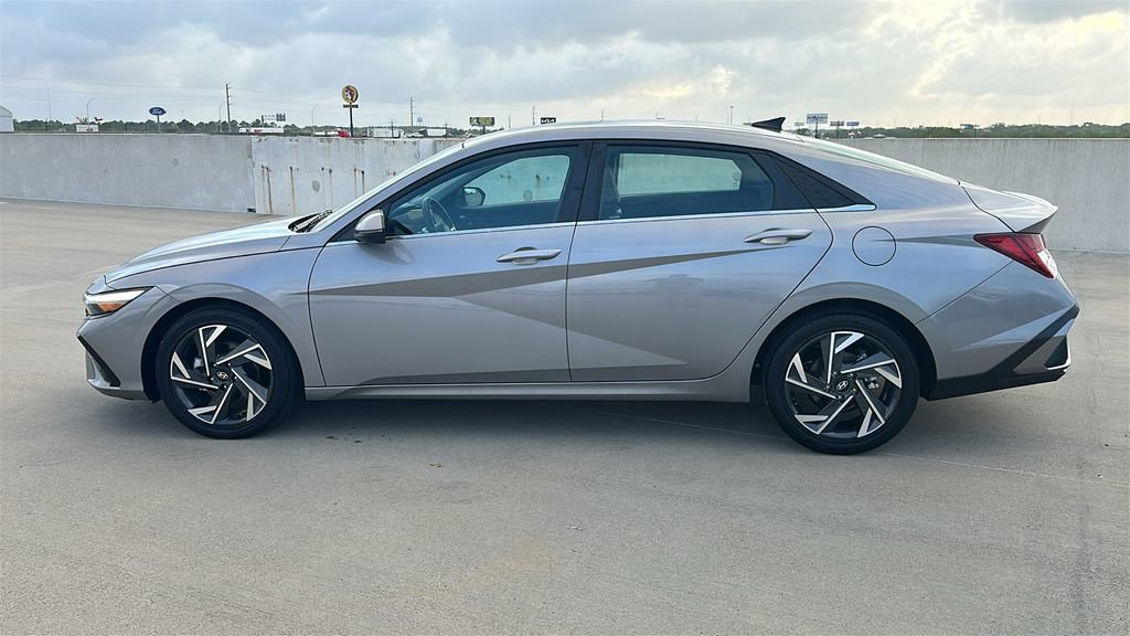 Certified 2025 Hyundai Elantra Limited image 10