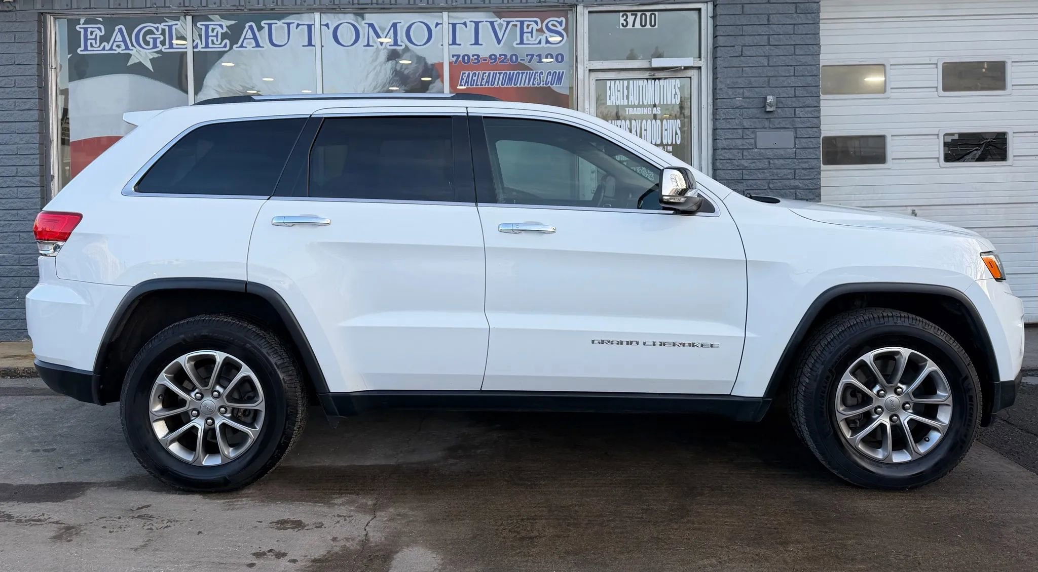 Used 2015 Jeep Grand Cherokee Limited w/ Luxury Group II image 2