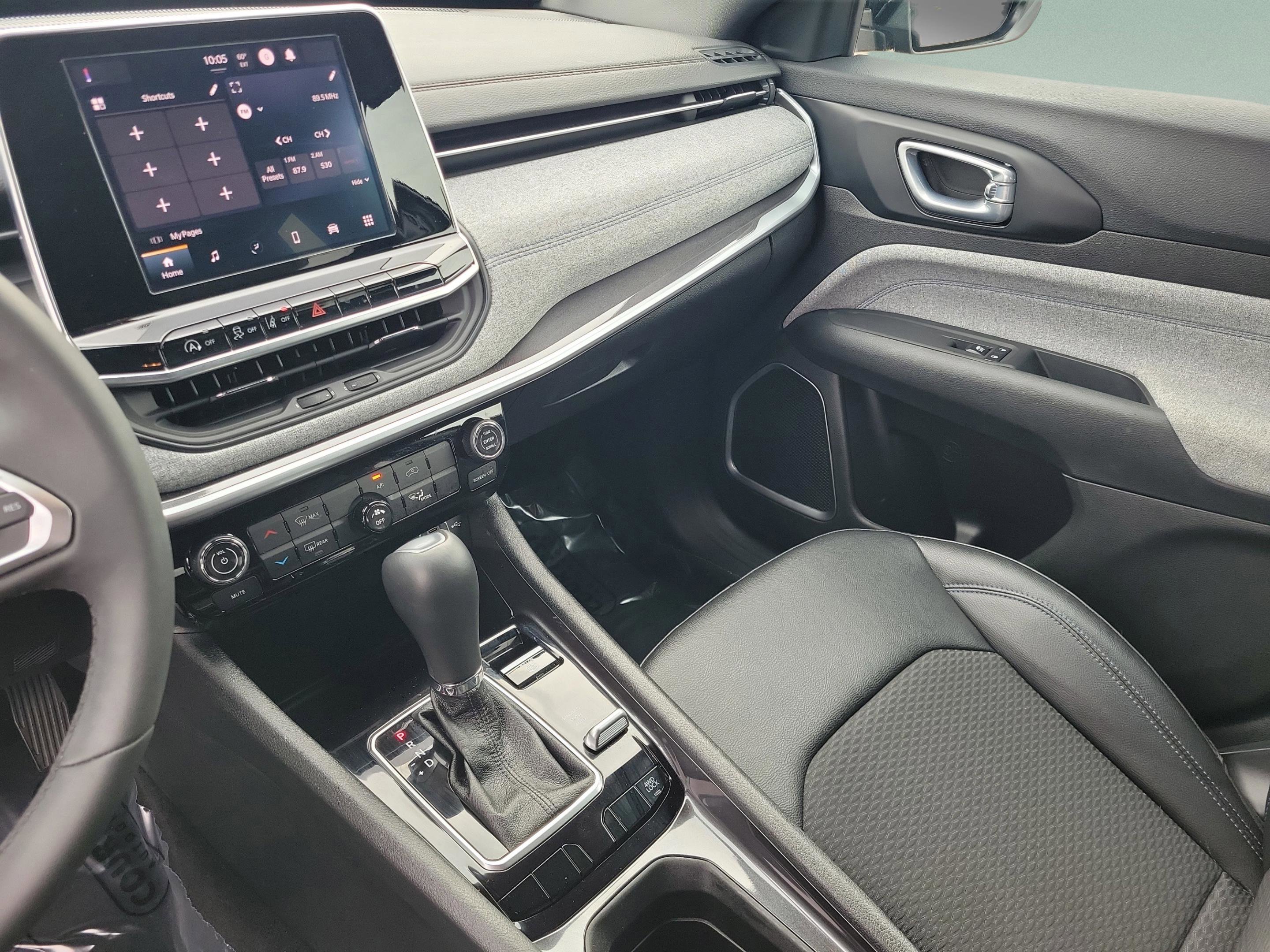 Used 2025 Jeep Compass Latitude image 27