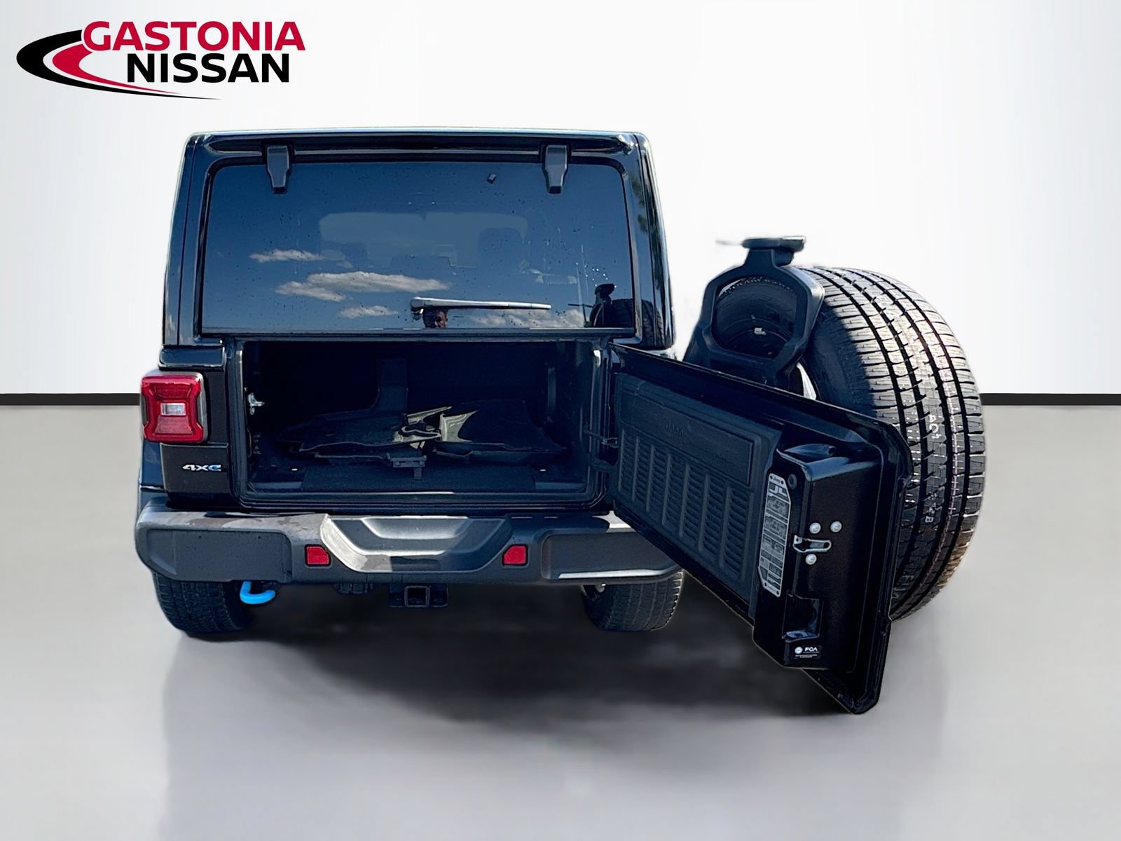 Used 2023 Jeep Wrangler Unlimited Sahara w/ Cold Weather Group AWD/4WD image 36
