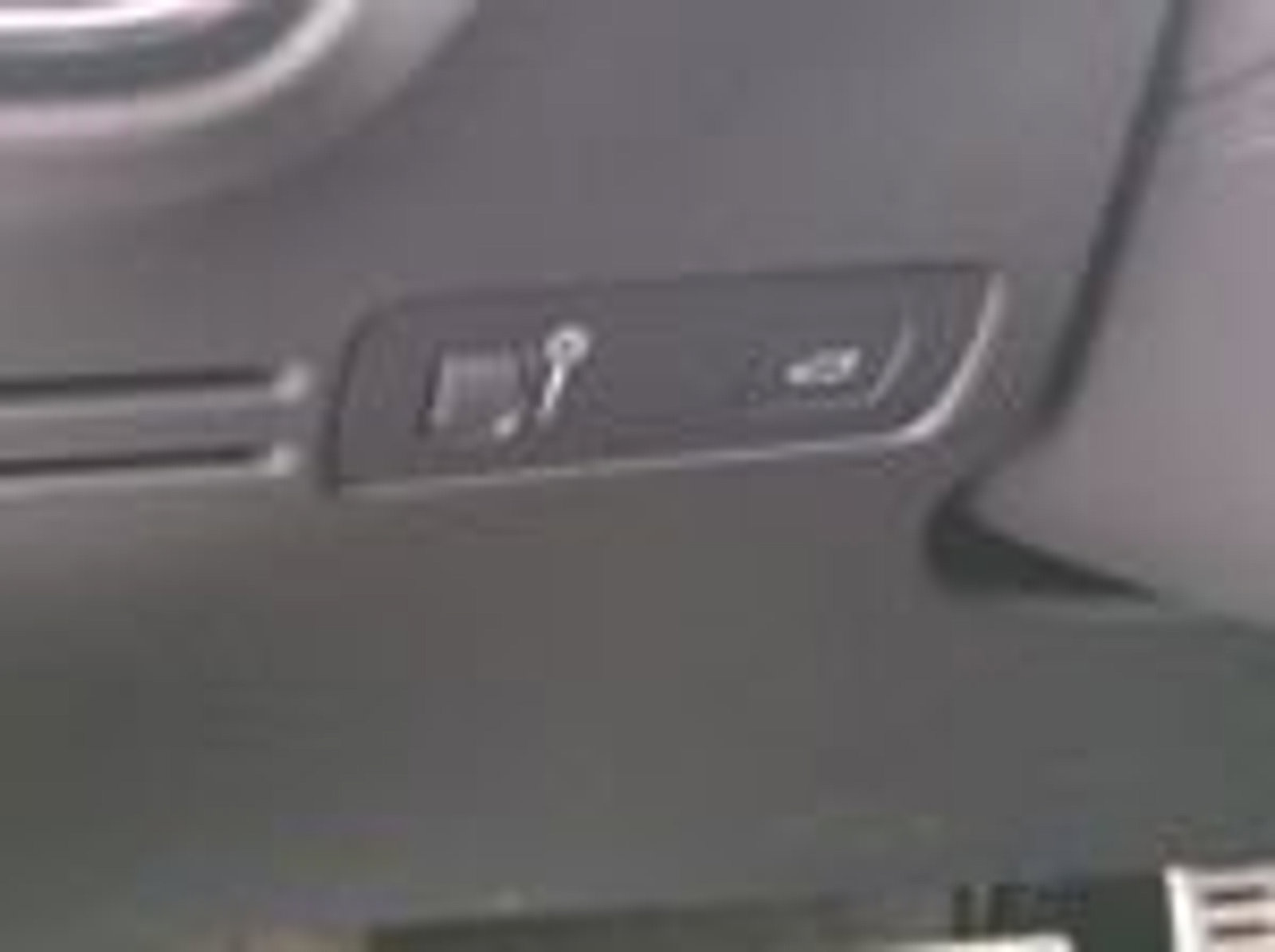 Used 2021 Volvo XC40 T5 R-Design image 17