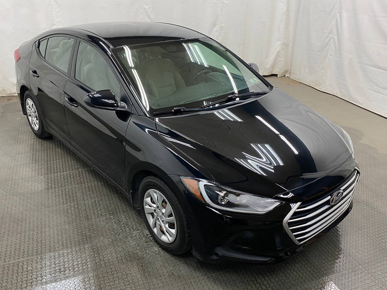 Used 2018 Hyundai Elantra SE w/ Winter Weather Package FWD image 2