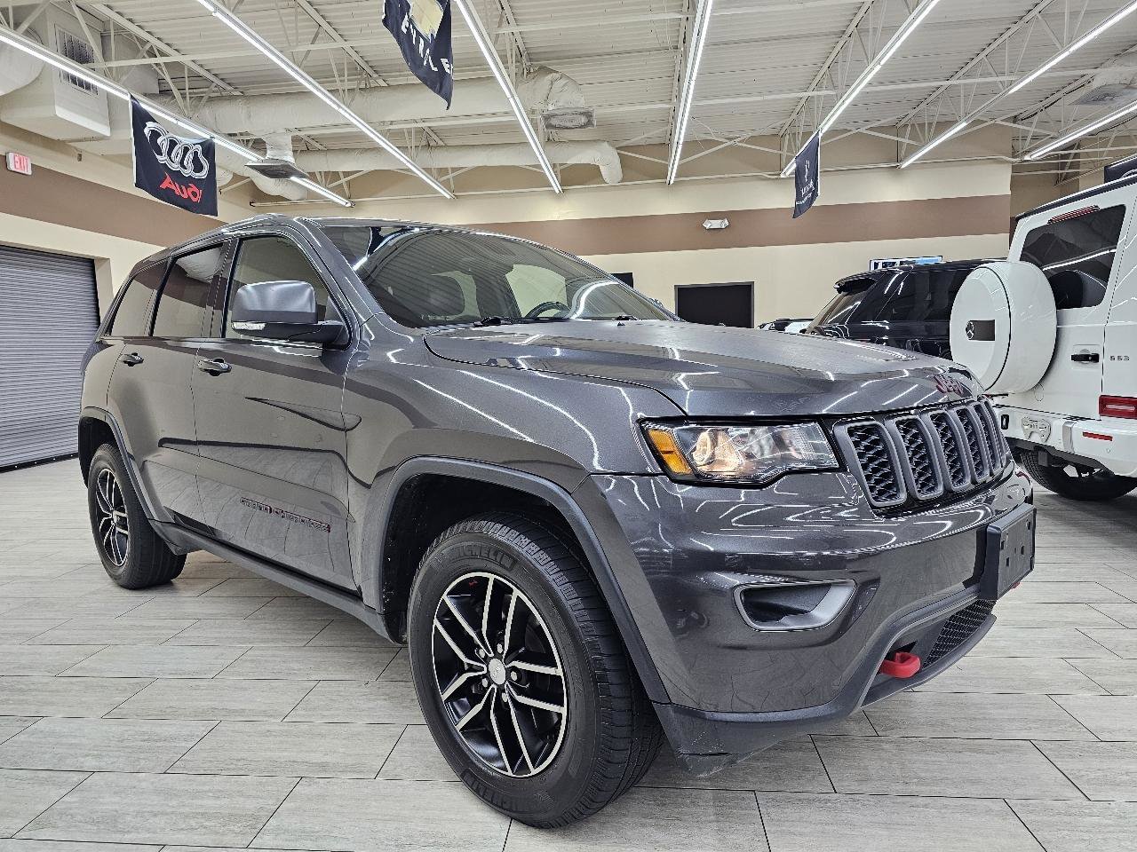 Used 2017 Jeep Grand Cherokee Trailhawk AWD/4WD image 4