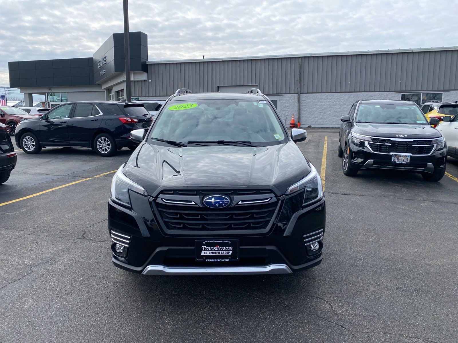 Used 2023 Subaru Forester Touring image 2