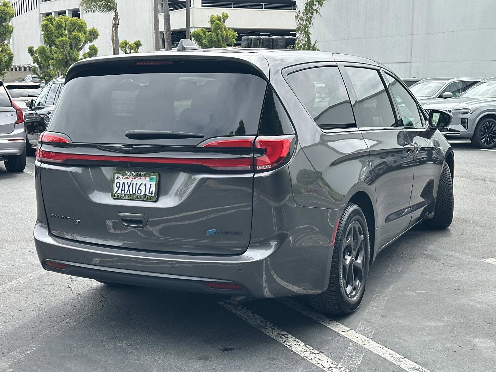 Used 2022 Chrysler Pacifica Touring-L w/ Uconnect Theater Family Group image 5