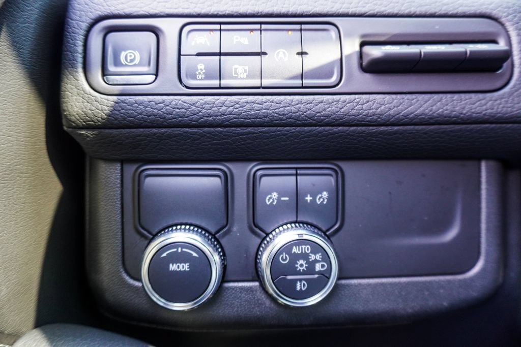 Used 2024 GMC Yukon XL Denali RWD image 19