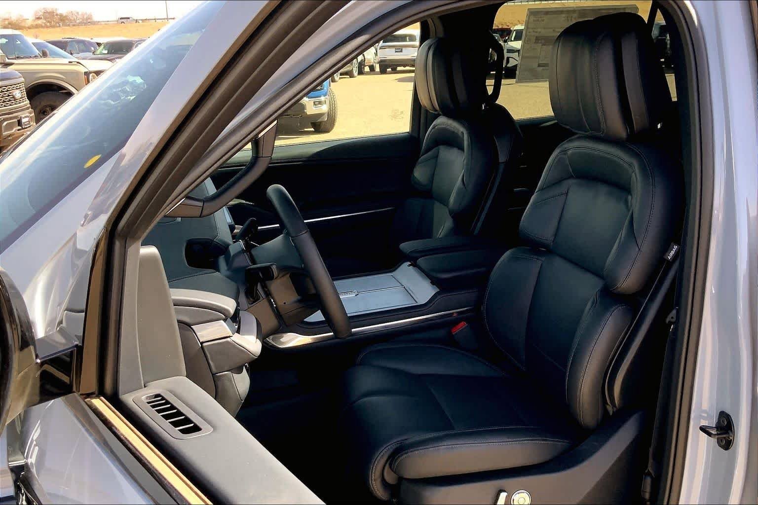 New 2026 Lincoln Navigator Reserve w/ Jet Appearance Package image 9