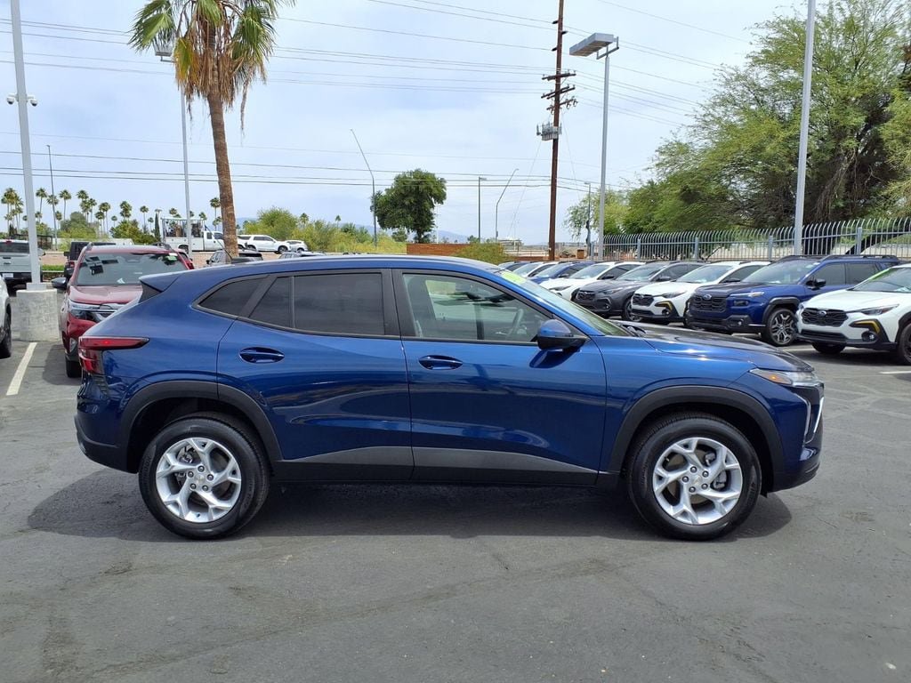 Used 2024 Chevrolet Trax LS w/ LS Convenience Package FWD image 9