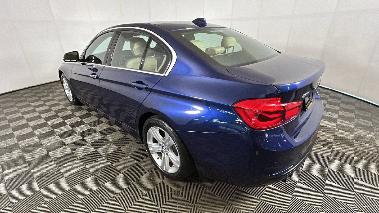 Used 2017 BMW 330i xDrive Sedan AWD/4WD image 5