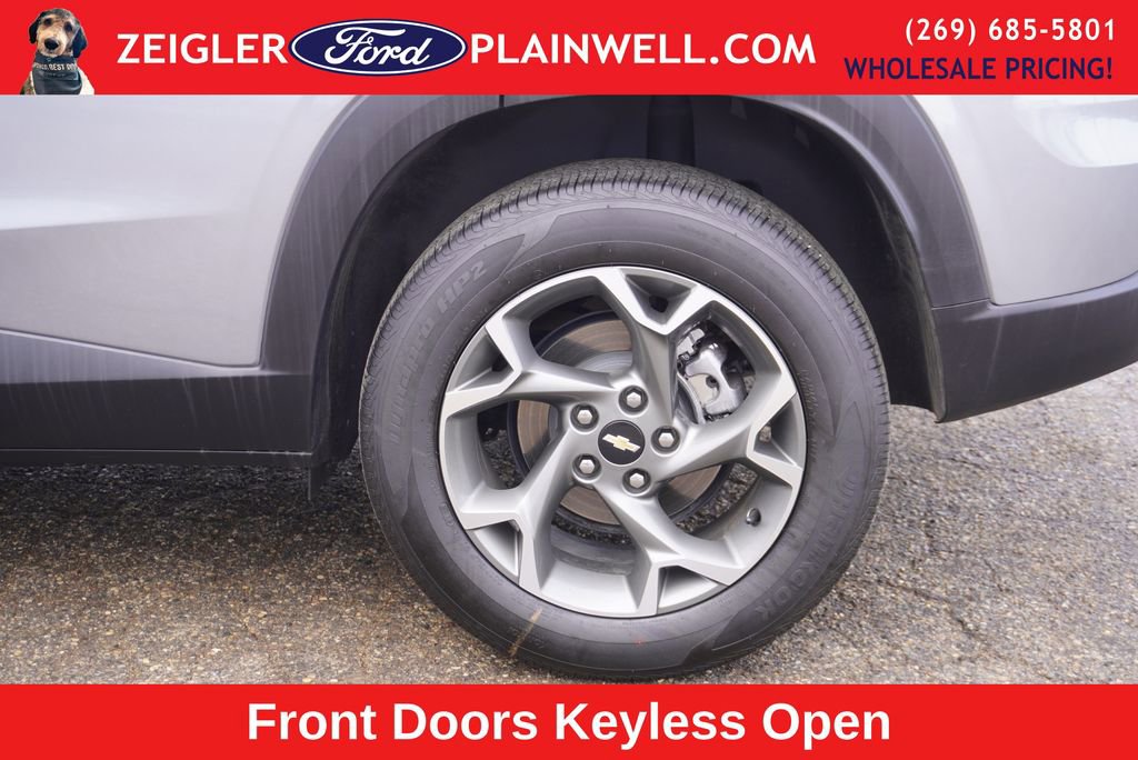 Used 2025 Chevrolet Trax LT w/ LT Convenience Package image 9