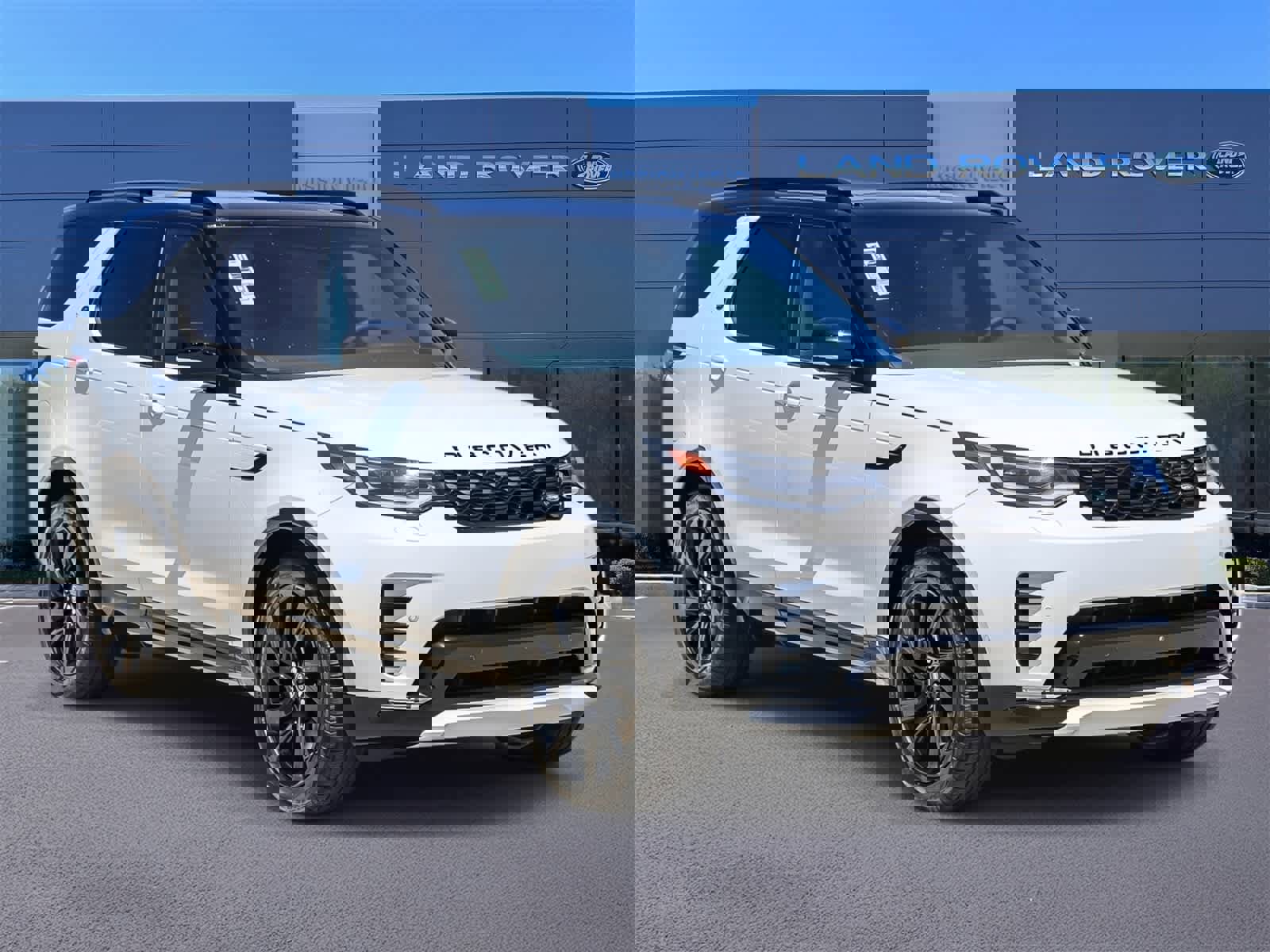 New 2025 Land Rover Discovery Dynamic SE image 3