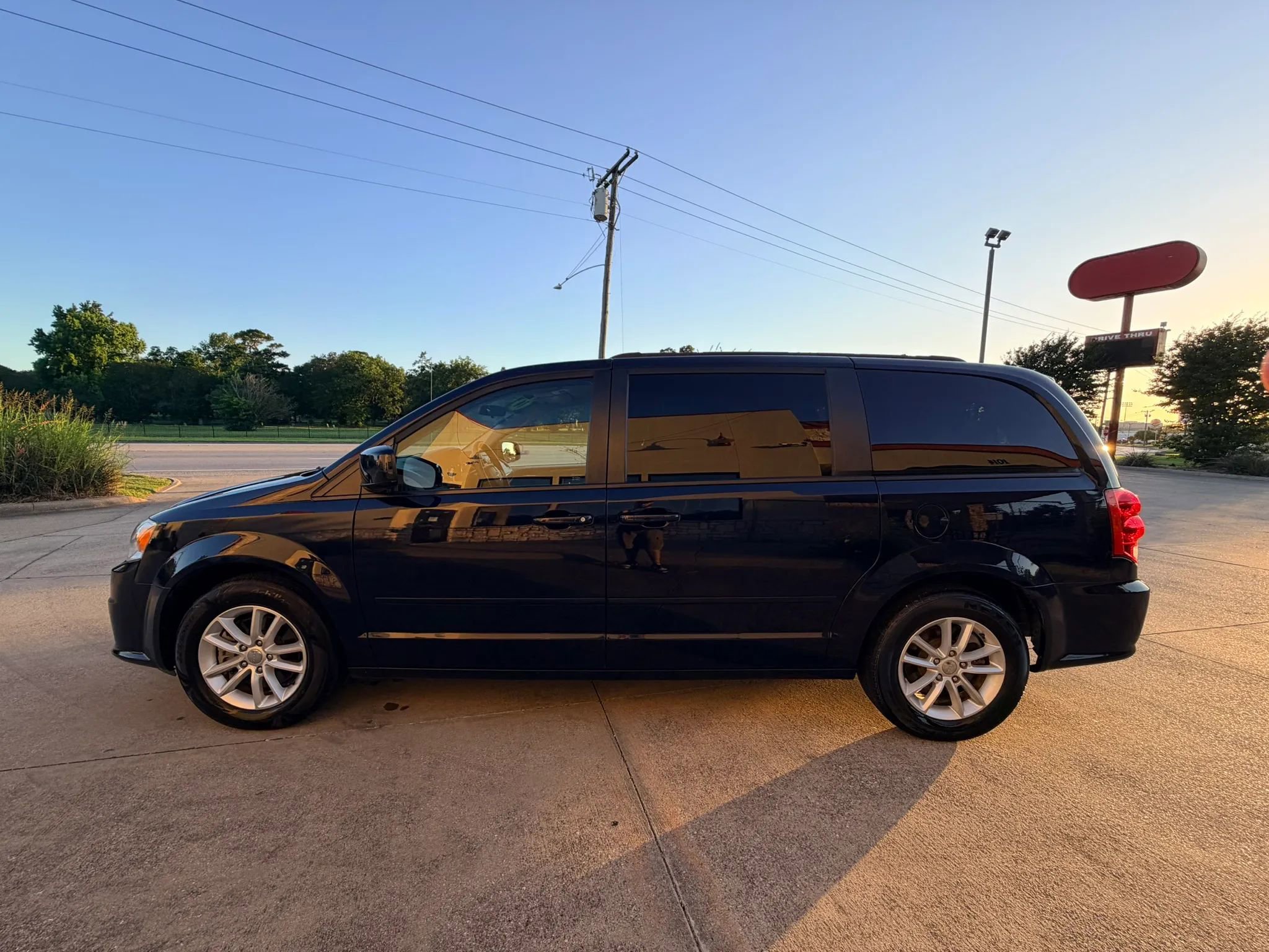 Used 2014 Dodge Grand Caravan SXT FWD image 2