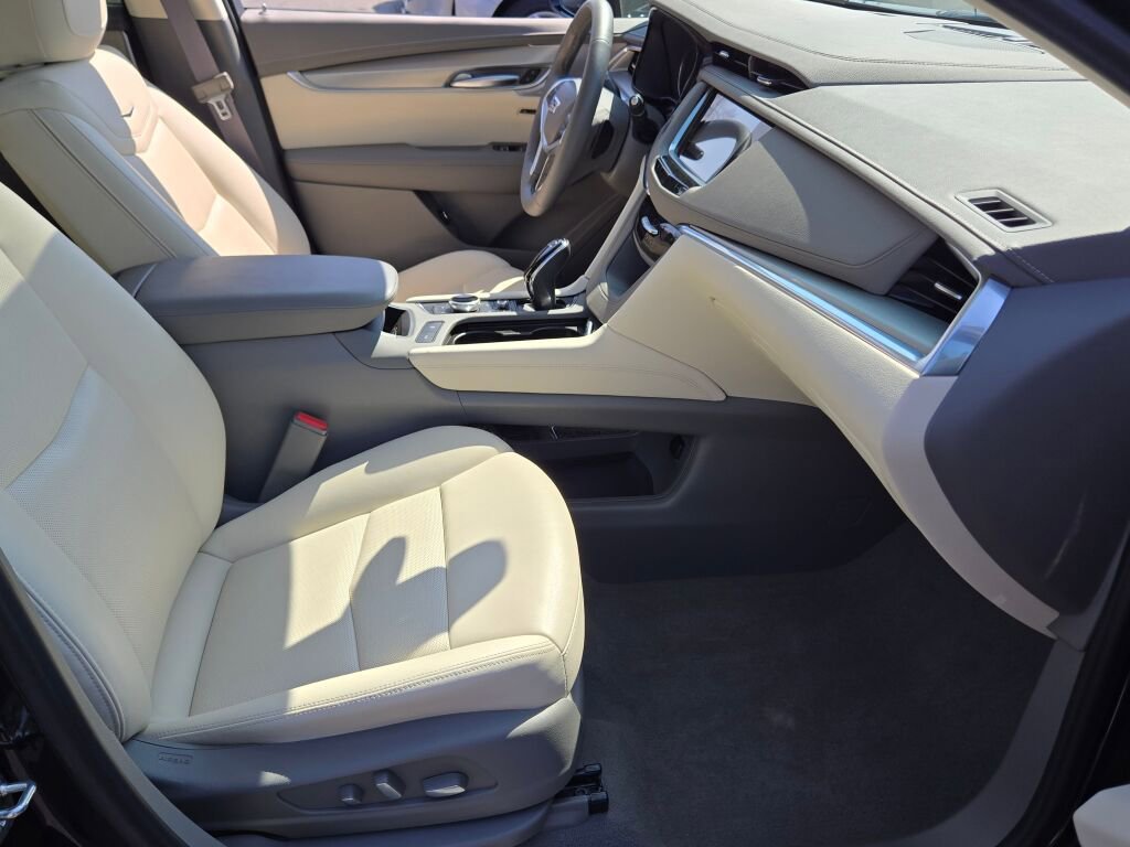 Used 2025 Cadillac XT5 Premium Luxury w/ LPO, Floor Liner Package AWD/4WD image 8